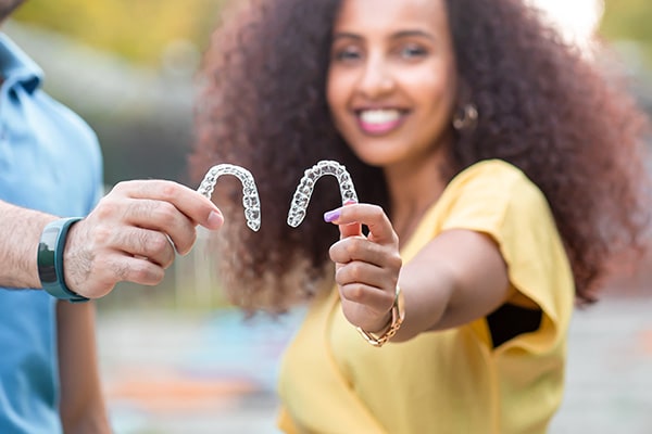 Cavanagh Dental - Invisalign special aligners to straighten the teeth